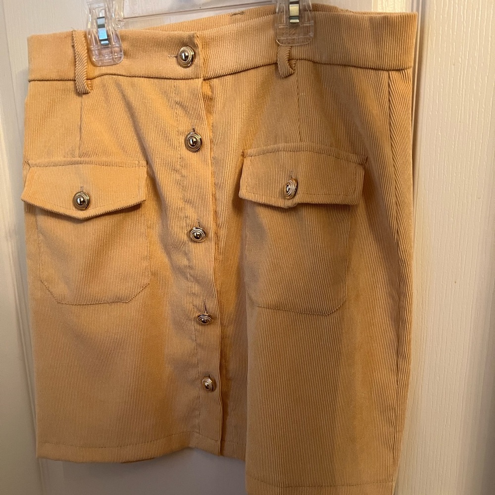 buttoned skirt